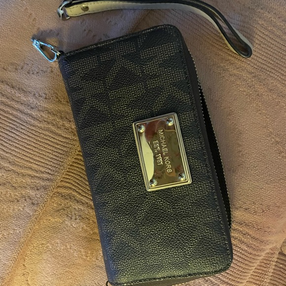 Michael Kors Zip Wallet - Picture 1 of 4